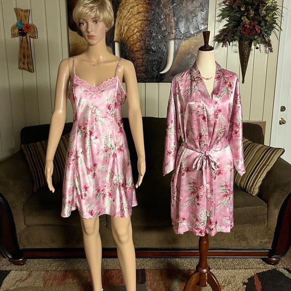 Private Luxuries • Medium • Floral • Pink • Nightgown/ Robe Set - Picture 9 of 16